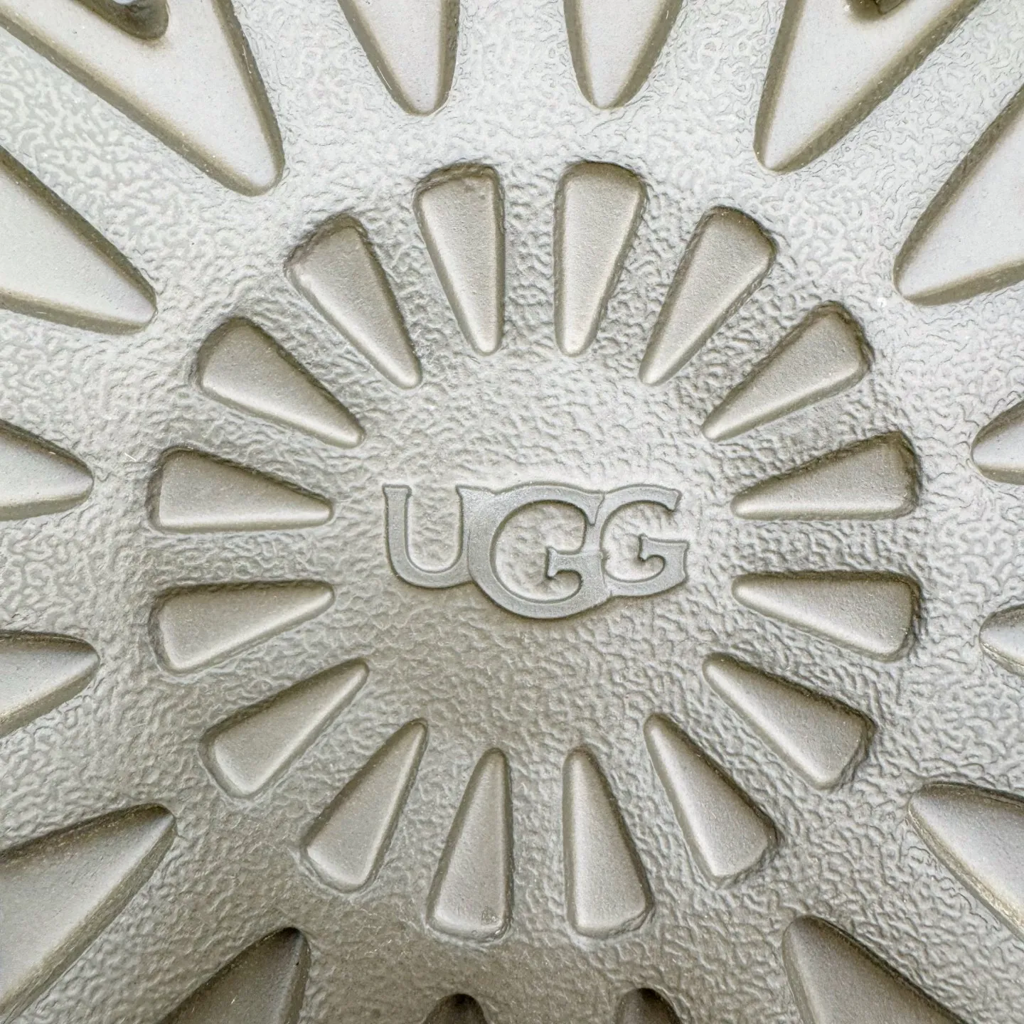 Pick up locally💰640 UGG 4032 Meyer autumn and winter sheepskin and fur integrated snow boots. All shoes are made of ZP from the same factory. Longfeng A-grade Australian imported sheepskin and fur integrated. Men's and women's boots brand OEM production line fully follows the ZP process. OEM original pattern maker adheres to the principle of no original shoes and no development selection. Pay attention to every detail. The most authentic version on the market TREADLITE "Light Wing" technology outsole Lightweight/durable/flexible/pile size: 35 36 37 38 39 40 41 42 43 44 45 Coding: by3936030
